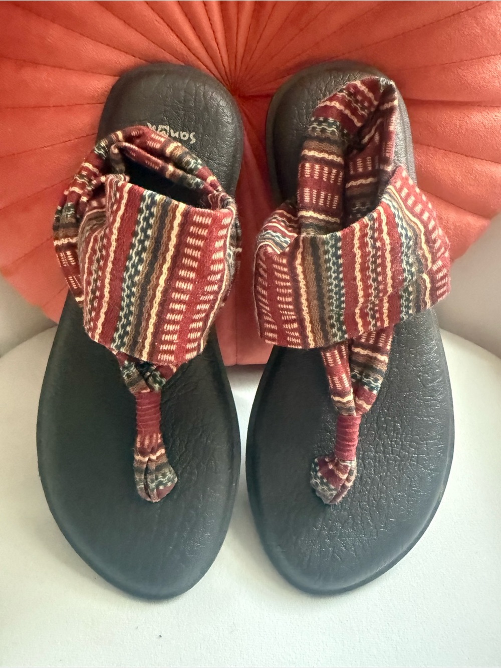 Sanuk Women’s Red Patterned Fabric Strap yoga thong sandals size 7